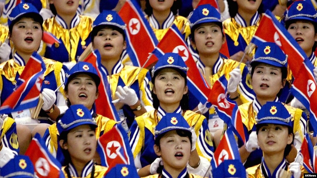 Pemandu sorak Korea Utara menyemangati tim bola basket negara mereka dalam Asian Games 2002. (Foto: Dok)
