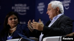 El presidente panameño, Ricardo Martinelli, habla duran el Foro Económico Mundial sobre América Latina. A su izquierda, Marisol Argueta, directora del Foro.