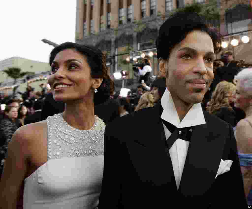 Singer Prince arrives with his wife Manuela Testolini for the 77th Academy Awards, Feb. 27, 2005, in Los Angeles.