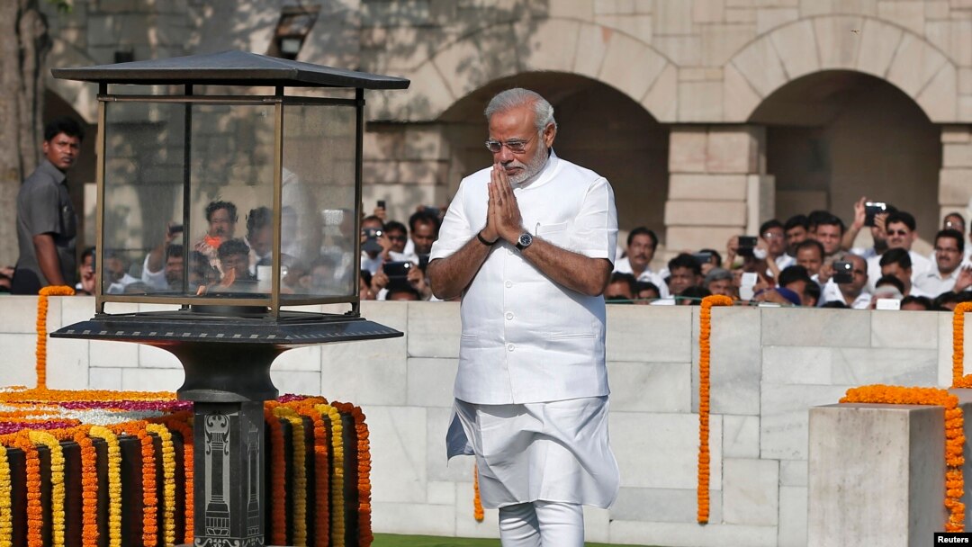 Perdana Menteri India terpilih Narendra Modi di tempat penghormatan untuk Mahatma Gandhi, New Delhi, sebelum dilantik Senin (26/5). (Reuters/Adnan Abidi)
