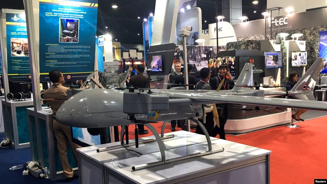 Một nguyên mẫu drone chiến đấu của Hải quân Hoàng gia Thái Lan, được sáng chế bởi Bộ Khoa học và Công nghệ Quốc phòng, trưng bày trong triển lãm Quốc phòng và An ninh 2017 ở Bangkok, Thái Lan, ngày 7 tháng 11, 2017.