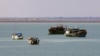 Kapal-kapal nelayan ilegal yang disita berlabuh di lepas pantai utara Kota Darwin, di utara Australia, 11 Mei 2005. (Foto: David Gray/Reuters/arsip)