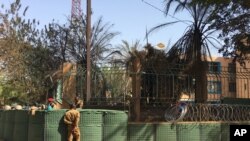 Pasukan keamanan di luar gedung Staf Umum Angkatan Bersenjata di Ouagadougou pusat, Burkina Faso, Sabtu 3 Maret 2018. (Foto: AP)