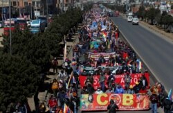 Una marcha organizada por Central Obrera Boliviana (COB) en El Alto, Bolivia, el 28 de julio de 2020, en demanda de celebrar las elecciones en septiembre.
