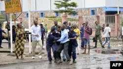 La police arrête un dirigeant catholique près de l'église St Joseph, Kinshasa, 16 février 2012.