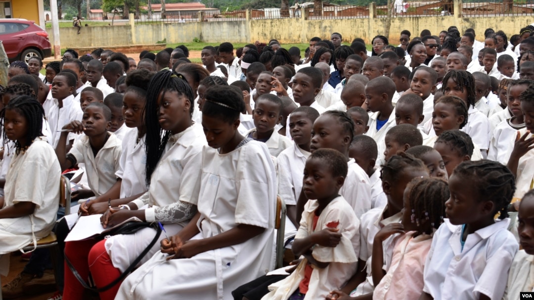 Alunos em Angola (Foto de Arquivo)