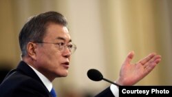 Presiden Korsel, Moon Jae-in mengadakan konferensi pers saat Tahun Baru di istana kepresidenan Gedung Biru di Seoul, Kamis, 10 Januari 2019 (foto: Jung Yeon-je/Pool Photo via AP)