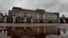 El palacio de Buckingham se refleja el suelo mojado en Londres, el 10 de marzo de 2021.