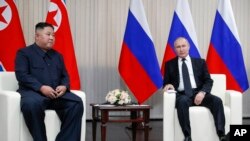 Le président russe Vladimir Poutine (à droite) et le leader nord coréen du Nord Kim Jong Un discutent lors de leur rencontre à Vladivostok (Russie) le jeudi 25 avril 2019. 