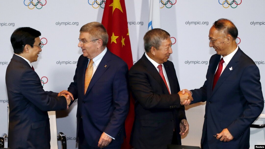 国际奥委会何主席巴赫（左起第二人）和副主席祝贺北京市长王安顺（左）和中国奥委会主席刘鹏（右）（2015年7月31日）