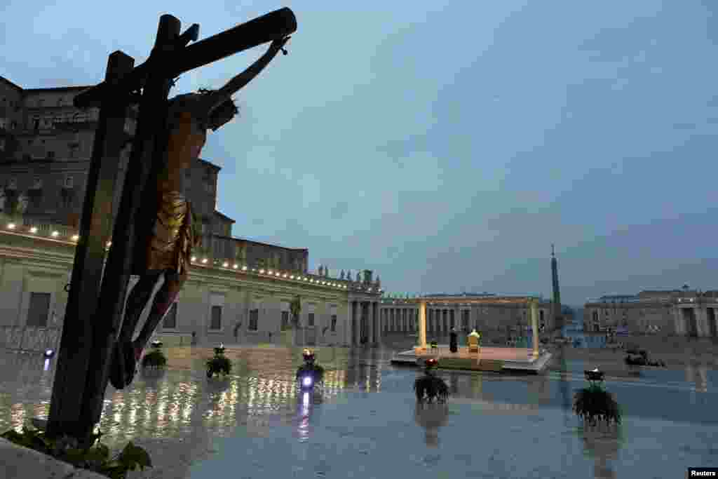 Una imagen poco común en la vida real se quedó grabada en esos primeros días de confinamiento. La Plaza de San Pedro, en el Vaticano, siempre llena de fieles, lucía sola y fría. 