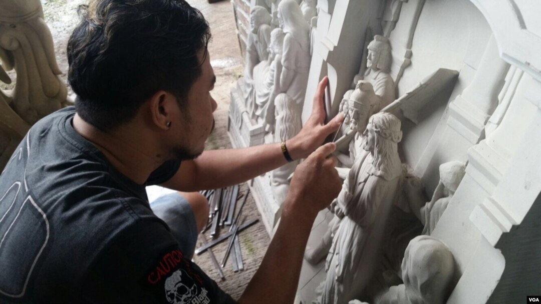 Bejos Infinity sedang bekerja di sanggar seninya di luar Muntilan, Jawa Tengah (Foto: VOA/Puspita).