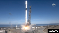 El satélite de observación oceánica Sentinel-6 Michael Freilich despegó en un cohete SpaceX Falcon 9 desde la Base de la Fuerza Aérea Vandenberg en California a las 9:17 a.m. PST (12:17 p.m. EST) el sábado 21 de noviembre de 2020. [Foto: NASA TV]