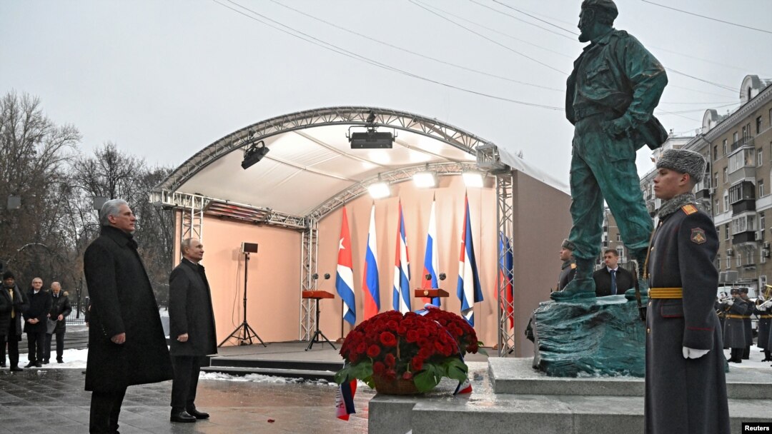 El presidente cubano Miguel Díaz-Canel y el presidente ruso Vladimir Putin asisten a una ceremonia de inauguración de un monumento al difunto líder cubano Fidel Castro en Moscú, Rusia, el 22 de noviembre de 2022.