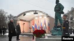 El presidente cubano Miguel Díaz-Canel y el presidente ruso Vladimir Putin asisten a una ceremonia de inauguración de un monumento al difunto líder cubano Fidel Castro en Moscú, Rusia, el 22 de noviembre de 2022.