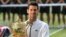 Novak Đoković sa vimbldonskim peharom posle istorijskog meča sa Švajcarcem Rodžerom Federerom (Foto: Reuters/Toby Melville)