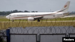 Un avión chárter de los EE. UU. espera para partir en la pista del Aeropuerto Internacional José Martí en La Habana el 18 de septiembre de 2015.