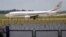 Un avión chárter de los EE. UU. espera para partir en la pista del Aeropuerto Internacional José Martí en La Habana el 18 de septiembre de 2015.