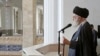 En esta imagen publicada por el sitio web oficial de la oficina del líder supremo de Irán, el ayatolá Alí Jamenei ofrece un discurso durante una ceremonia religiosa por el Eid al-Fitr, que marca el final del Ramadán, el miércoles 10 de abril de 2024. 