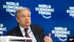 안토니우 구테흐스 유엔 사무총장이 지난 21일 스위스에서 열린 다보스포럼에 참석해 연설하고 있다. 