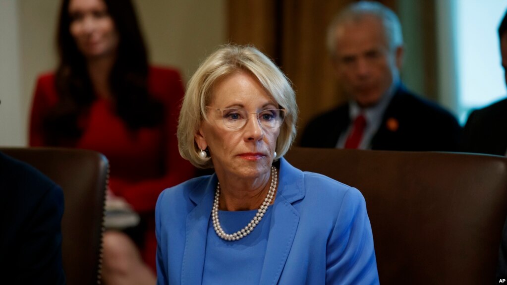 Bộ trưởng Giáo dục Betsy DeVos vừa bị một thẩm phán liên bang ở San Francisco kết tội khinh thường tòa án trong việc không thực hiện lệnh của tòa đưa ra hồi năm ngoái ngăn không được thu tiền học phí của học sinh tại một trường đại học ở California mà giờ không còn tồn tại.