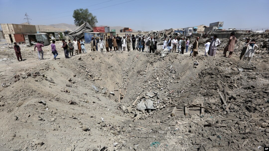 Warga melihat kawah akibat ledakan bom truk di Kabul, Afghanistan (1/8). 