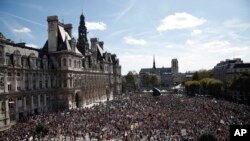 Miles de personas reunidas frente a la municipio de París durante una protesta el sábado 8 de septiembre de 2018. Manifestantes protestaron en ciudades francesas y de Europa como parte de un día global de demostraciones antes de una cumbre sobre acción climática este mes en San Francisco, California.