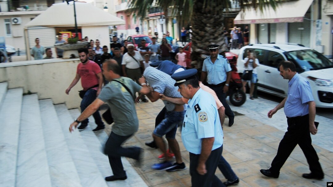 Grčka policija privodi optužene za ubistvo američkog mladića na Zakintosu, Grčka, 8. jula 2017. (imerazande.gr via AP)