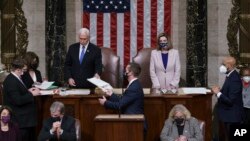 Vice-presidente Mike Pence (esq) e presidente da Câmara dos Representantes Nancy Pelosi (esq) no final da sessão de certificação