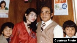 지난 1981년 리타 핀 아렌스(왼쪽)가 미국에 건너온 직후 부모(가운데), 오빠와 함께 찍은 기념 사진. 