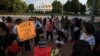 Anak-anak membawa poster bertuliskan ucapan terima kasih untuk Presiden AS Joe Biden usai pengumuman bahwa dirinya mengundurkan diri dari bursa pencalonan pilpres, di Washington DC, Minggu, 21 Juli 2024. (Foto: Kevin Mohatt/Reuters)