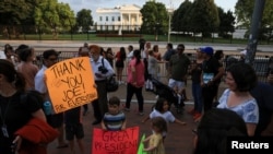 Anak-anak membawa poster bertuliskan ucapan terima kasih untuk Presiden AS Joe Biden usai pengumuman bahwa dirinya mengundurkan diri dari bursa pencalonan pilpres, di Washington DC, Minggu, 21 Juli 2024. (Foto: Kevin Mohatt/Reuters)