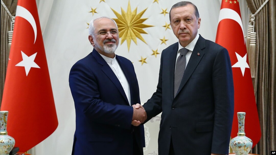 Eron Tashqi ishlar vaziri Muhammad Javod Zarif (chapda) Turkiya Prezident Rajab Toyib Erdog'an bilan, Anqara, Turkiya, 12-avgust, 2016-yil.