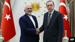 Eron Tashqi ishlar vaziri Muhammad Javod Zarif (chapda) Turkiya Prezident Rajab Toyib Erdog'an bilan, Anqara, Turkiya, 12-avgust, 2016-yil.