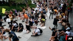 Warga Washington DC melakukan aksi unjuk rasa mendukung "Black Lives Matter" di Monumen Martin Luther King, Jr., di Washington DC (19/6). 