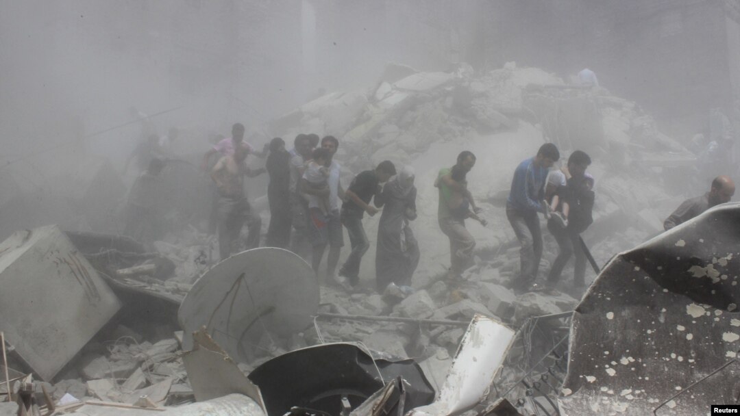 Orang-orang menolong warga di wilayah yang oleh aktivis dikatakan telah diserang oleh pasukan pendukung Presiden Bashar al-Assad di Aleppo (16/8). 