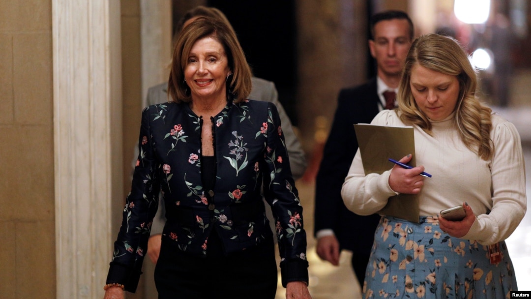 Predsedavajuća Predstavničkog doma Nensi Pelosi hoda ka svojoj kancelariji posle glasanja o rezoluciji o ograničenju mogućnosti predsednika Trampa da proglasi rat, 9. januara 2020. (Foto: Reuters)