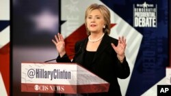 Hillary Clinton, calon kuat untuk nominasi Capres Partai Demokrat tampil dalam debat di Des Moines, Iowa, Sabtu (14/11).