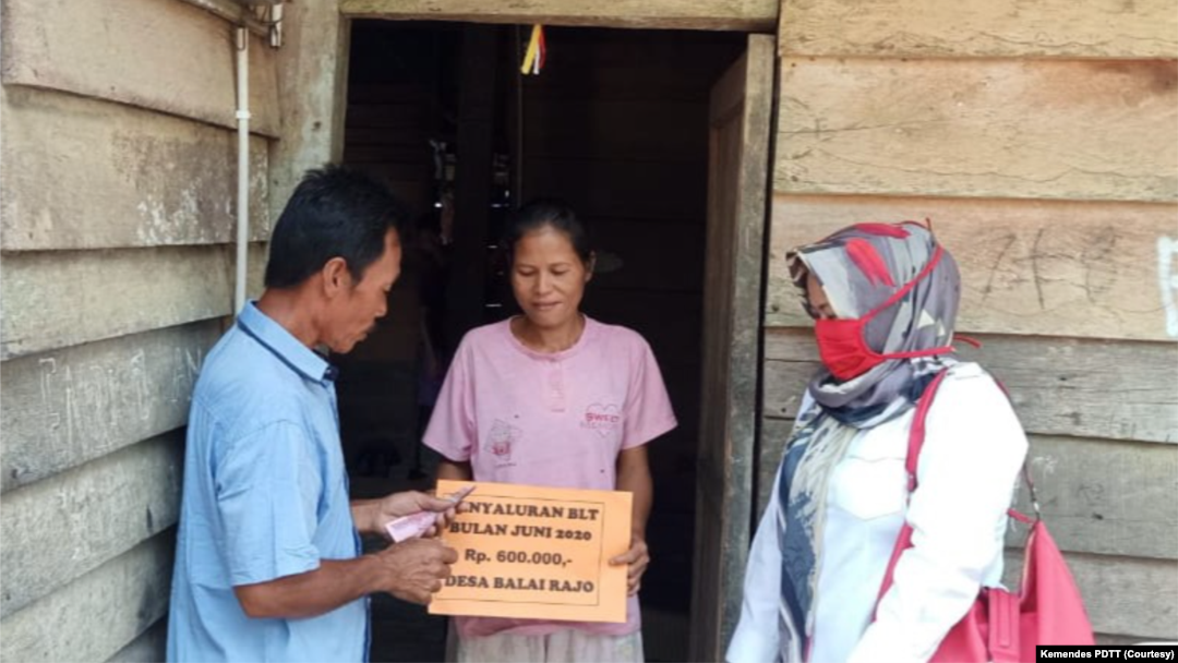 Dana Desa juga bisa menjadi sumber Bantuan Langsung Tunai (BLT) seperti di Desa Balai Rajo, Kecamatan VII Koto Ilir, Jambi. (Foto: Courtesy/Kemendes PDTT)
