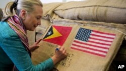 La secretaria de Estado Hillary Clinton estuvo en Timor Oriental este jueves.