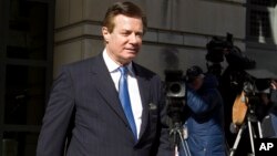 Mantan ketua kampanye Presiden Donald Trump, Paul Manafort meninggalkan pengadilan federal di Washington, DC, Rabu (28/2). 