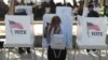 2018年美国中期选举时加州诺瓦克的一处投票站选民正在投票的情景