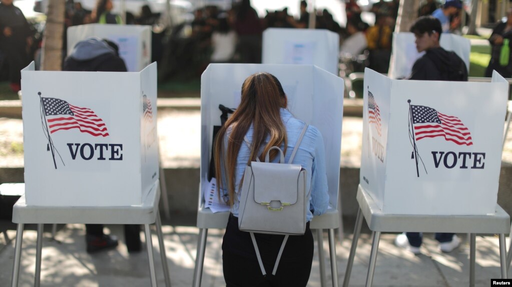2018年美国中期选举时加州诺瓦克的一处投票站选民正在投票的情景(photo:VOA)