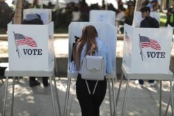 Desteny Martinez, de 18 años de edad, vota por primera vez en las elecciones legislativas de Estados Unidos en Norwalk, California,el 24 de octubre de 2018.