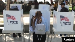 2018年美国中期选举时加州诺瓦克的一处投票站选民正在投票的情景