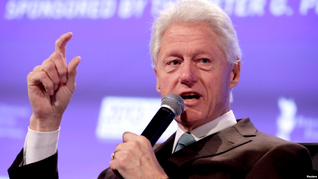 Mantan Presiden AS, Bill Clinton mendesak Israel untuk berdamai dengan Palestina dalam sebuah konferensi di Israel hari Senin 17/6 (foto: dok).