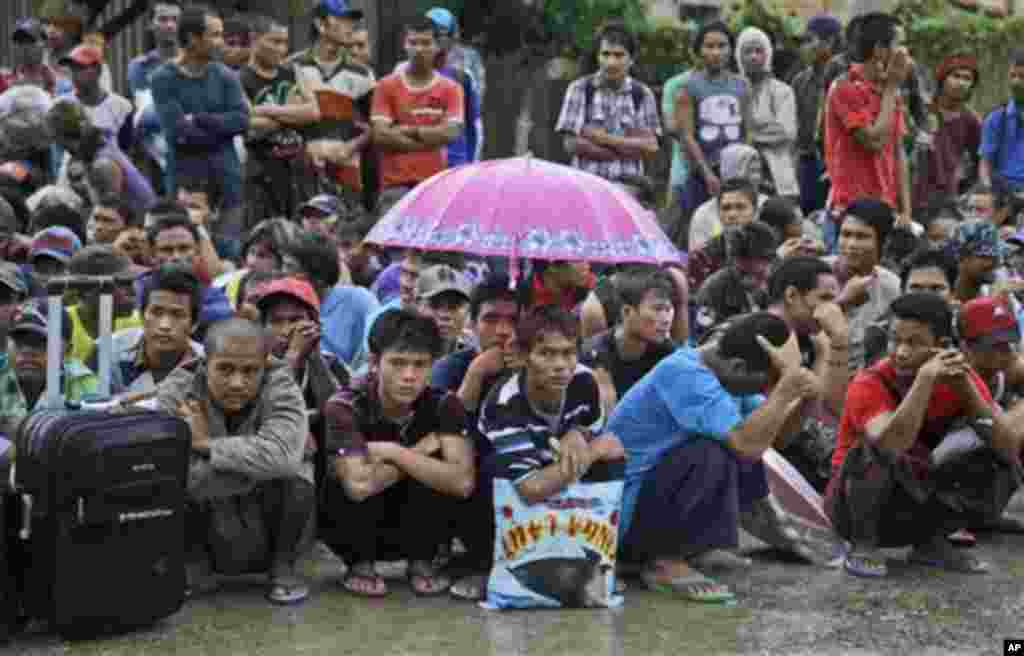 အင်ဒိုနီးရှားနိုင်ငံထဲက ငါးဖမ်းလုပ်ငန်းတွေမှာ အလုပ်လုပ်နေကြတဲ့ မြန်မာငါးဖမ်းသင်္ဘောသားများ