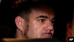 ARCHIVO - El ciudadano holandés Joran van der Sloot es conducido en un vehículo policial desde una prisión de máxima seguridad hasta un aeropuerto para ser extraditado a EEUU, en las afueras de Lima, Perú, el 8 de junio de 2023. 