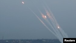 Roket terlihat ditembakkan ke wilayah Israel dari Gaza, 5 Mei 2019. 