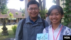 Putu Ayu Suastidewi (kanan) dan I Nyoman Agus Aryawan bersama buku hasil penelitian mereka bersama tiga orang lainnya dari SMUN 3 Denpasar. (Foto: VOA)